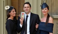 Ронни О’Салливан позирует с OBE, мамой и возлюбленной