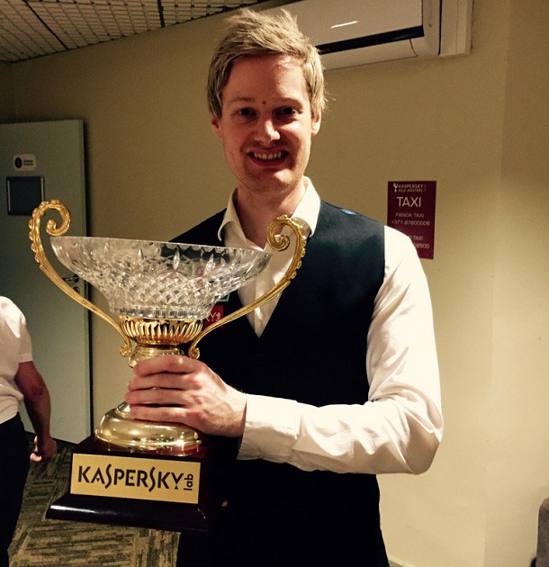 Нил Робертсон со своим трофеем (фото: World Snooker)