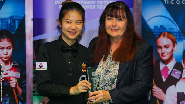 Президент Всемирной федерации женского снукера Мэнди Фишер (справа) вручает приз за второе место на Открытом чемпионате Шотландии 2022 года Минк Нутчарут