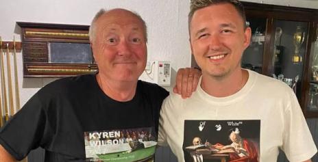 Кайрен Уилсон дарит футболку болельщику после пропущенного максимума