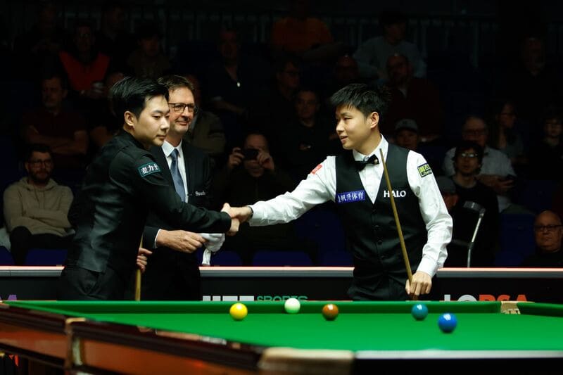 Чжао Синьтун победил Люй Хаотяня. Чемпионат мира 2025 (фото: WST)