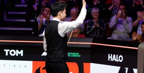 Сы Цзяхой празднует победу над Дэвидом Гилбертом на Чемпионате мира