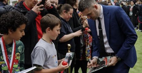 Звезды снукера приветствуют болельщиков в преддверии Чемпионата мира