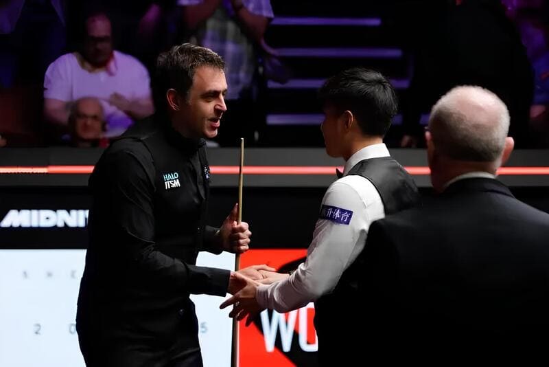 Ронни О'Салливан поздравил Чжао Синьтуна с победой (фото: WST)