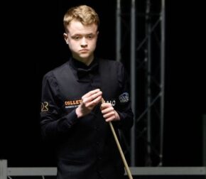 Cтэн Муди с трудом победил Амира Сархоша и вышел в финальный этап на турнире Xi’an Grand Prix 2025