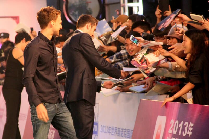 Китайские фанаты приветствуют Джадда Трампа и Марка Селби на церемонии открытия (фото: WST)