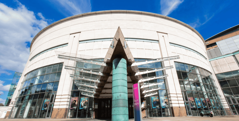 Waterfront Hall играет важную роль в установлении стандартов делового туризма, развлечений и мероприятий, которые приносят пользу Белфасту и Северной Ирландии в социальном, культурном и экономическом плане (фото: waterfront.co.uk)