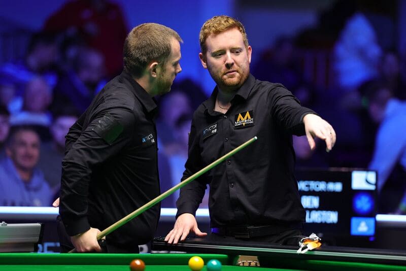 Марк Аллен проигрывал Бену Уолластону в начале матча, но переломил ход игры и одержал победу (фото: WST)