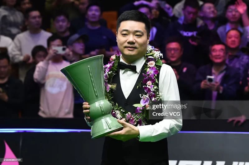 Дин Джуньху победил Криса Уокелина в финале домашнего турнира International Championship 2024 (фото: gettyimages)