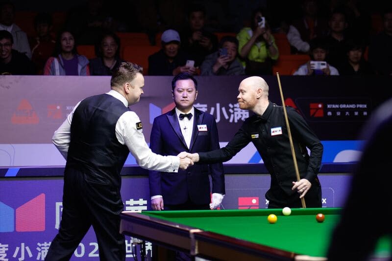 Гэри Уилсон поздравил Шона Мерфи с победой (фото: WST)