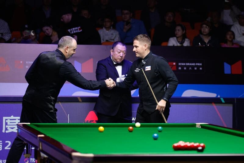 Дэниел Уэллс пожал руку Марку Уильямсу, признав поражение после ошибки на коричневом шаре (фото: WST)