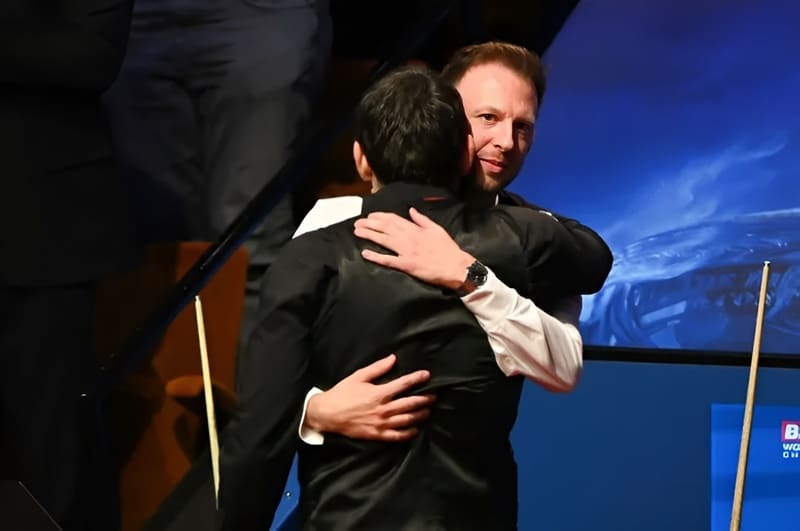 Джадд Трамп и Ронни О'Салливан крепко обнялись после финала Чемпионата мира 2022 (фото: metrouk)