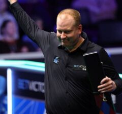 Чемпионат мира по снукеру: Неожиданный поворот позволил Джордану Брауну сохранить место в туре