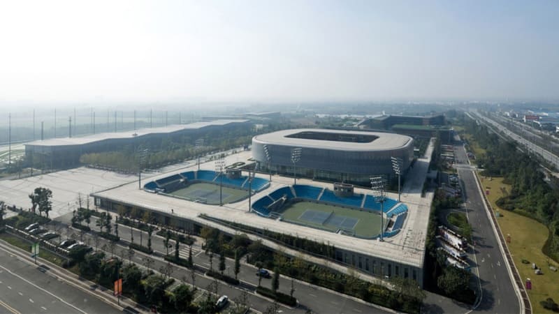 Sichuan International Tennis Center - современный спортивный комплекс с центральным кортом вместимостью 6000 человек
