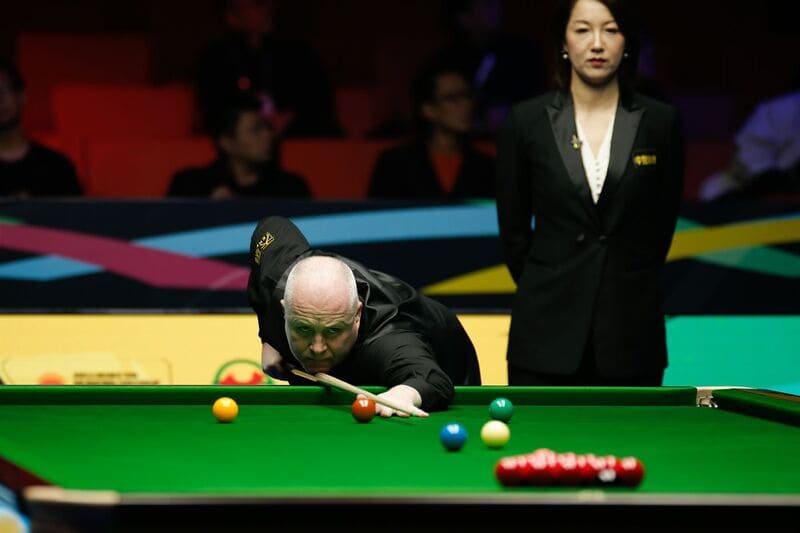 Джон Хиггинс опережает Магуайра на четыре фрейма (фото: WST)