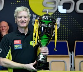 Нил Робертсон завоевал первый титул Чемпиона Crucible Cup, победив в финале Джона Хиггинса