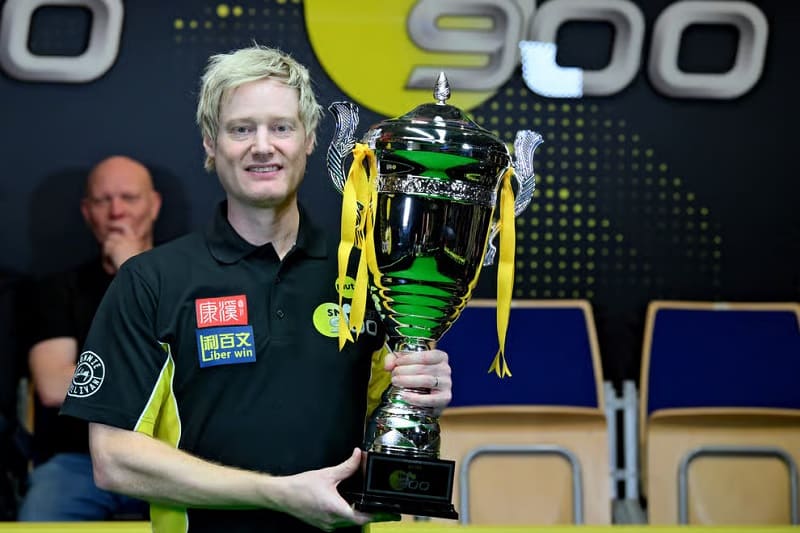 Нил Робертсон завоевал первый титул Чемпиона Crucible Cup, победив в финале Джона Хиггинса