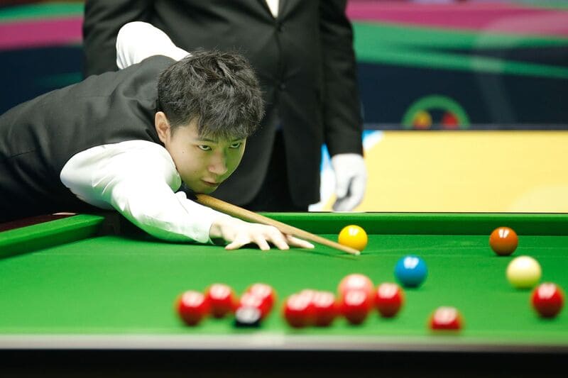 Чжао Синьтун оформил брейки в 82, 61 и 72 очка в первой сессии полуфинала в Нанкине (фото: WST)