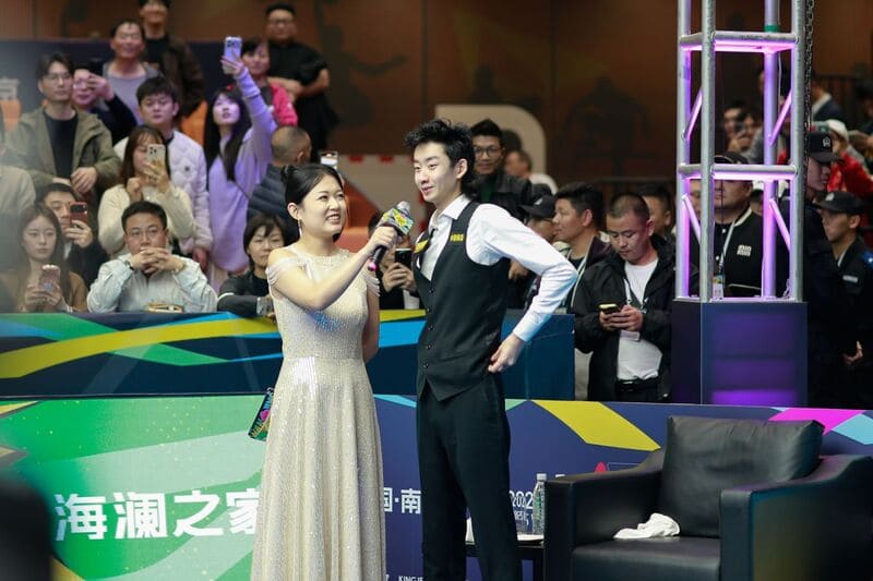 У Ицзэ победил Джона Хиггинса в финале Международного чемпионата (фото: WST)