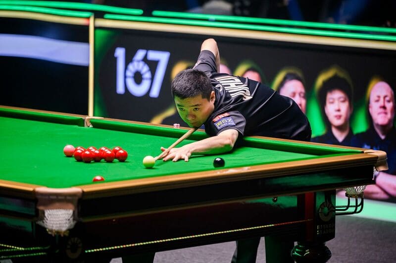 Дин Джуньху проиграл во втором раунде Джону Хиггинсу (фото: WST)