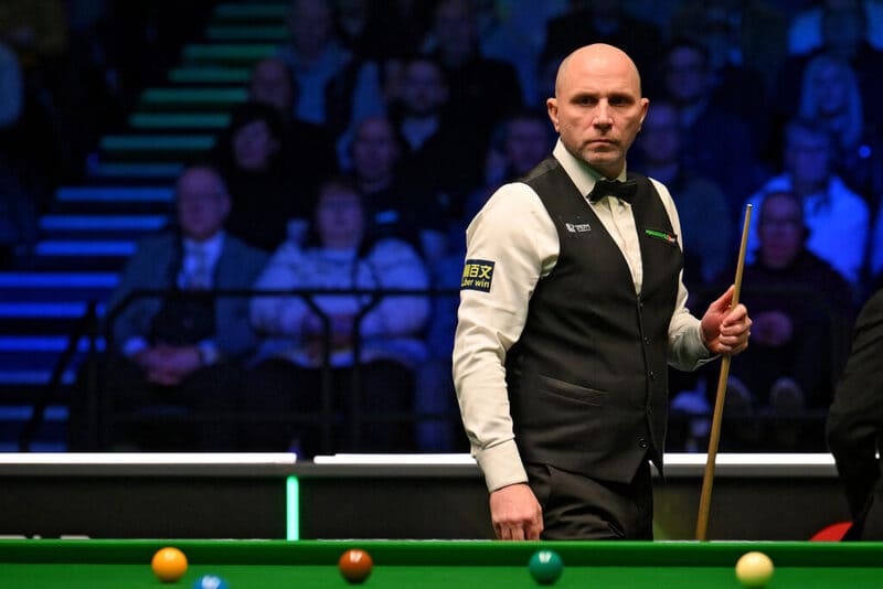 В четвертьфинале в Дерби Джо Перри нанес поражение Стюарту Бинхэму (фото: WSS)