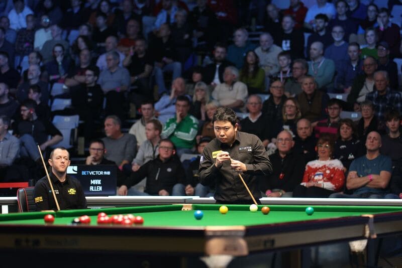 Марк Аллен одержал победу над Чжан Андой и вышел в четвертьфинал в Эдинбурге (фото: WST)