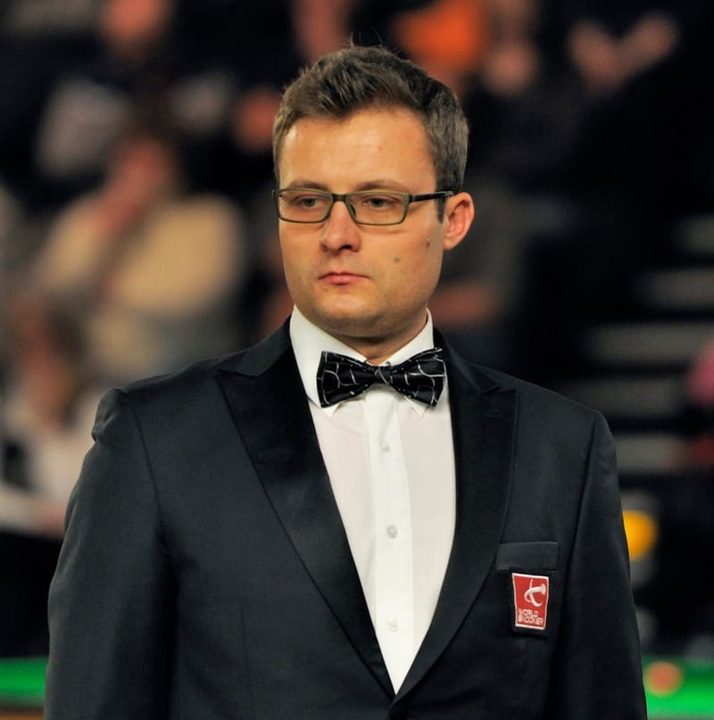 Алекс Крисан осуществил свою мечту, выступив в качестве рефери на турнире в Крусибле (фото: seniorsnooker)