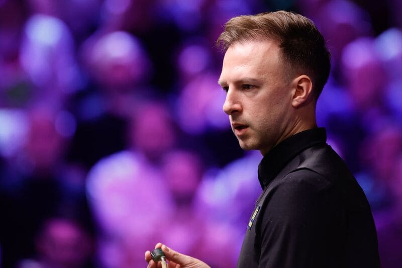 Джадд Трамп взял шесть фреймов подряд на пути к уверенной победе над Дин Джуньху (фото: WST)