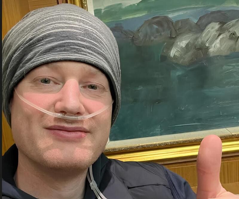 Нил Робертсон передвигается по гостиннице с кислородным баллоном (фото: metrouk)