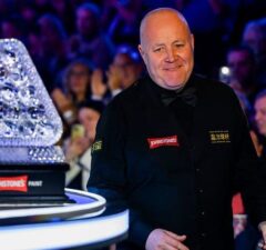 Джон Хиггинс встретится с Чжао Синьтунем в 1/4 финала на Мастерс 2026