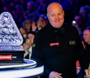 Джон Хиггинс встретится с Чжао Синьтунем в 1/4 финала на Мастерс 2026