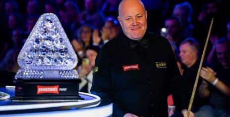 Джон Хиггинс встретится с Чжао Синьтунем в 1/4 финала на Мастерс 2026