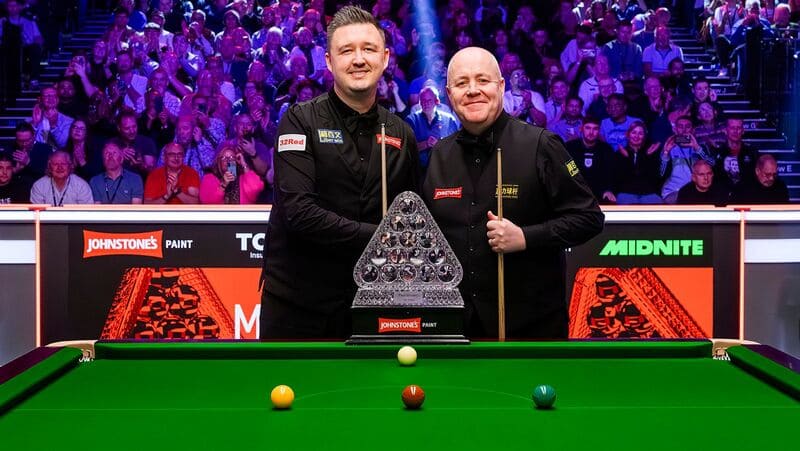 Кайрен Уилсон лидирует со счетом 5-3 над Джоном Хиггинсом в финале Мастерс 2026 (фото: WST)