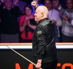 Хиггинс вырвал победу у Чжао и вышел в 1/2 финала на Masters 2026