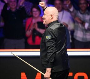 Хиггинс вырвал победу у Чжао и вышел в 1/2 финала на Masters 2026