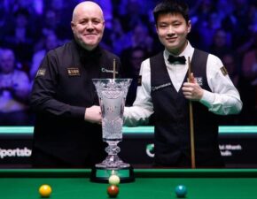 Джон Хиггинс и Чжао Синьтун завершили вничью 4-4 первую сессию финала Players Championship 2026