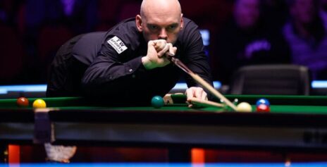 Стюарт Бинхэм победил Чжао Синьтуна и прошел в 1/4 финала Welsh Open 2026