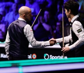 Барри Хокинс одержал трудную победу над Тепчайей Ун-Ну в 1/8 финала турнира в Манчестере