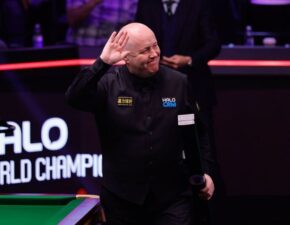 Чемпионат мира 2026: Джон Хиггинс побеждает Нила Робертсона и готовится к матчу с Мерфи