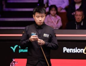 Чжао Синьтун ведет 5-4 после первой сессии в 1/16 финала на Чемпионате мира 2026