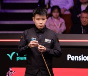 Чжао Синьтун ведет 5-4 после первой сессии в 1/16 финала на Чемпионате мира 2026