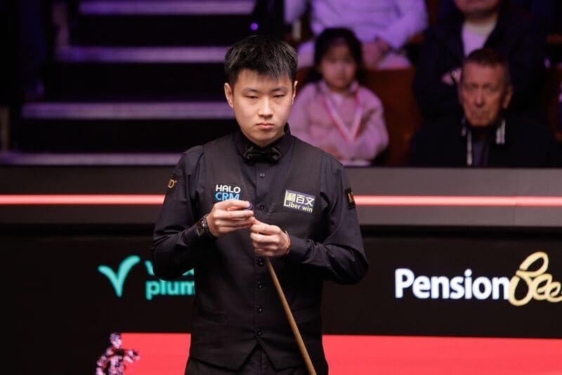 Чжао Синьтун обыгрывает Лайема Хайфилда в 1/16 финала на Чемпионате мира 2026 (фото: WST)