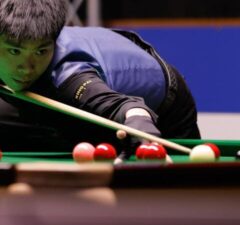 Хэ Гоцян обыгрывает Джека Лисовски и близок к дебюту на Чемпионате мира по снукеру 2026