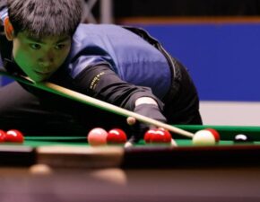 Хэ Гоцян обыгрывает Джека Лисовски и близок к дебюту на Чемпионате мира по снукеру 2026