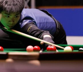 Хэ Гоцян обыгрывает Джека Лисовски и близок к дебюту на Чемпионате мира по снукеру 2026