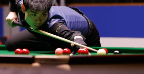 Хэ Гоцян обыгрывает Джека Лисовски и близок к дебюту на Чемпионате мира по снукеру 2026