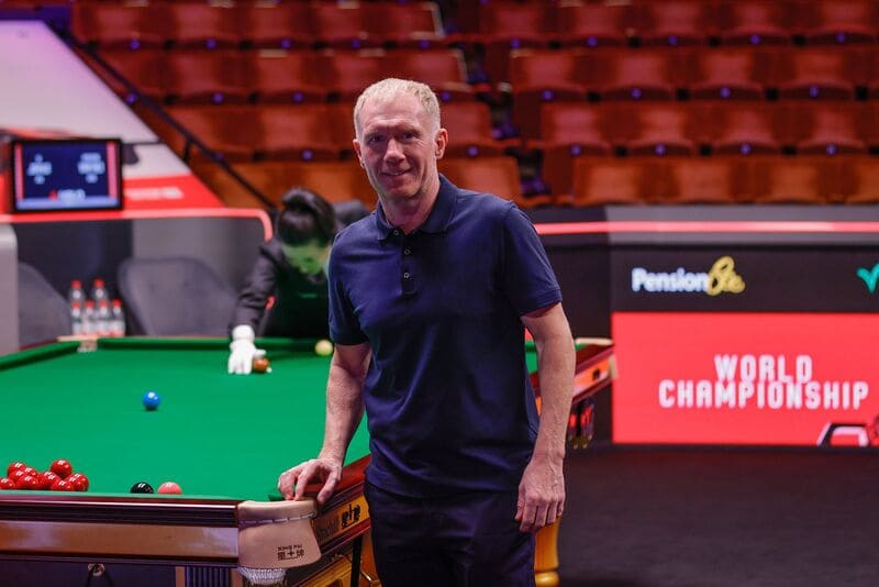 Английский футболист Пол Скоулз смотрел вторую сессию матча с Ронни в Крусибле (фото: WST)