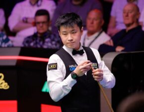 Чжао Синьтун ведет 9-7 против Дин Джуньху в 1/8 финала на Чемпионате мира 2026