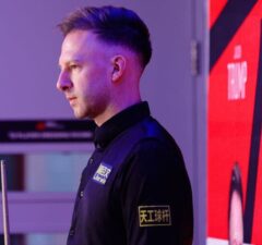 Джадд Трамп победил Уилсона и вышел в 1/8 финала Чемпионата мира 2026