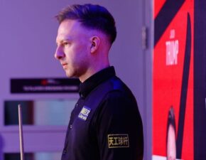 Джадд Трамп победил Уилсона и вышел в 1/8 финала Чемпионата мира 2026